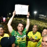 Flávio Bolsonaro recebe...