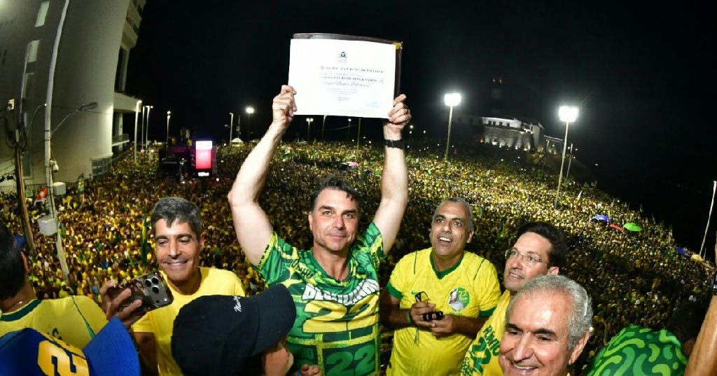 Flávio Bolsonaro recebe título de cidadão em Salvador após decisão judicial