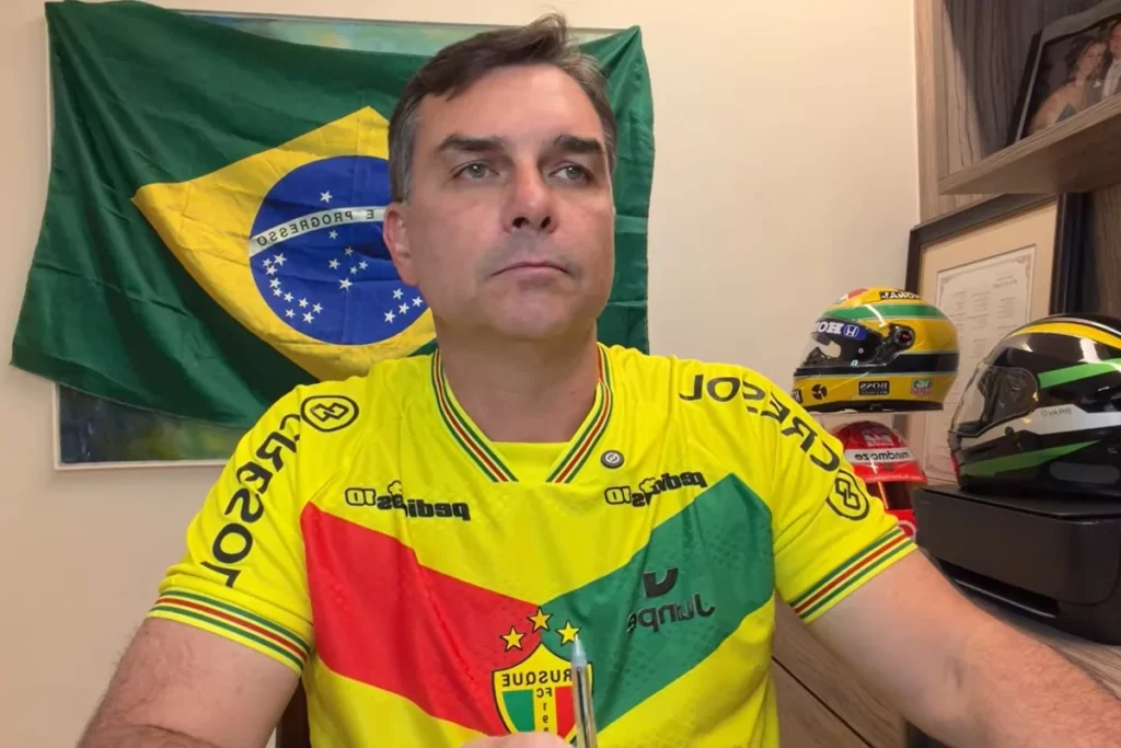 Flávio Bolsonaro refuta cortes em aposentadorias e rebate críticas do PT