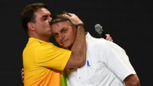Flávio Bolsonaro retoma visitas ao pai após autorização do ministro Alexandre de Moraes
