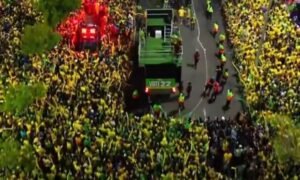 Flávio Bolsonaro reúne multidão em Manaus na reta final da campanha