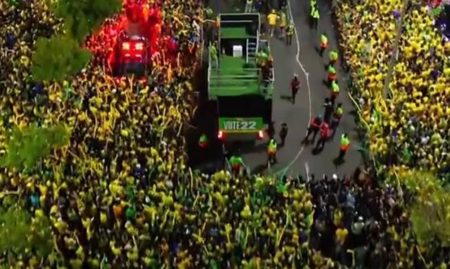Flávio Bolsonaro reúne multidão em Manaus na reta final da campanha