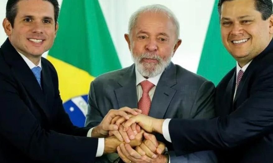 Flávio Bolsonaro veta apoio à reeleição de Alcolumbre e Motta no Congresso