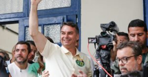 Flávio Bolsonaro vota no Rio de Janeiro e fala sobre o pleito