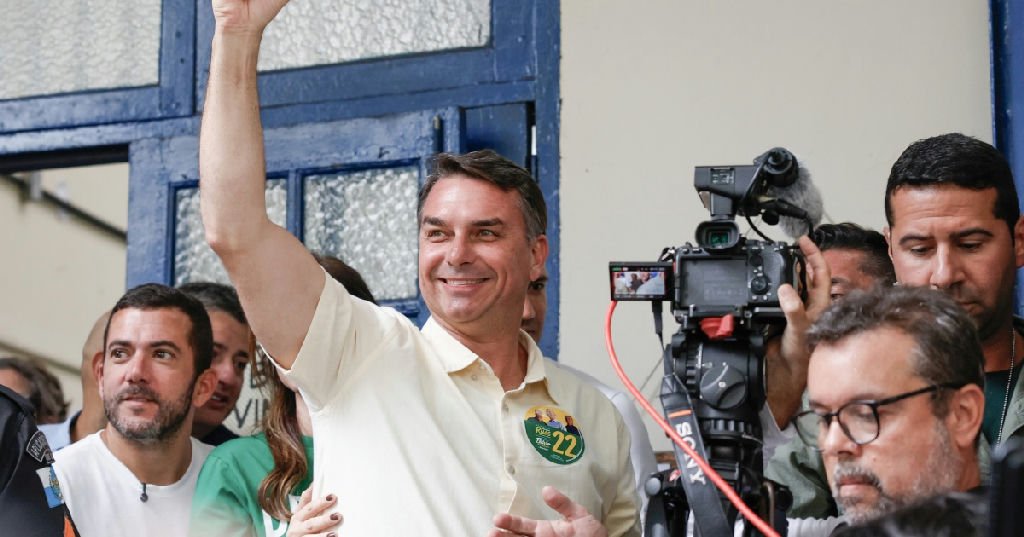 Flávio Bolsonaro vota no Rio de Janeiro e fala sobre o pleito