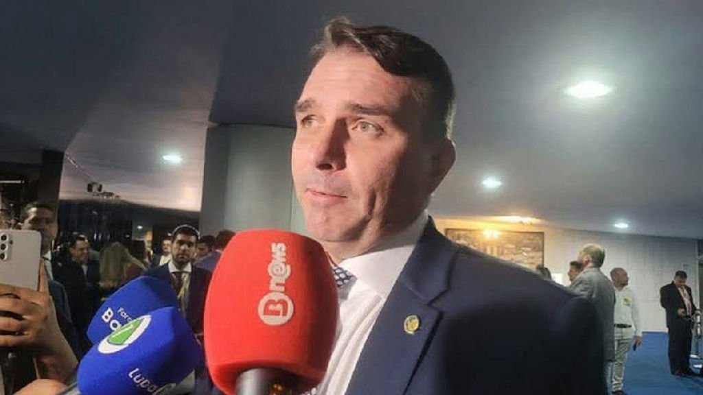 Flávio Bolsonaro vota pelo fim da escala 6x1 no Senado após quatro horas de ausência em plenário