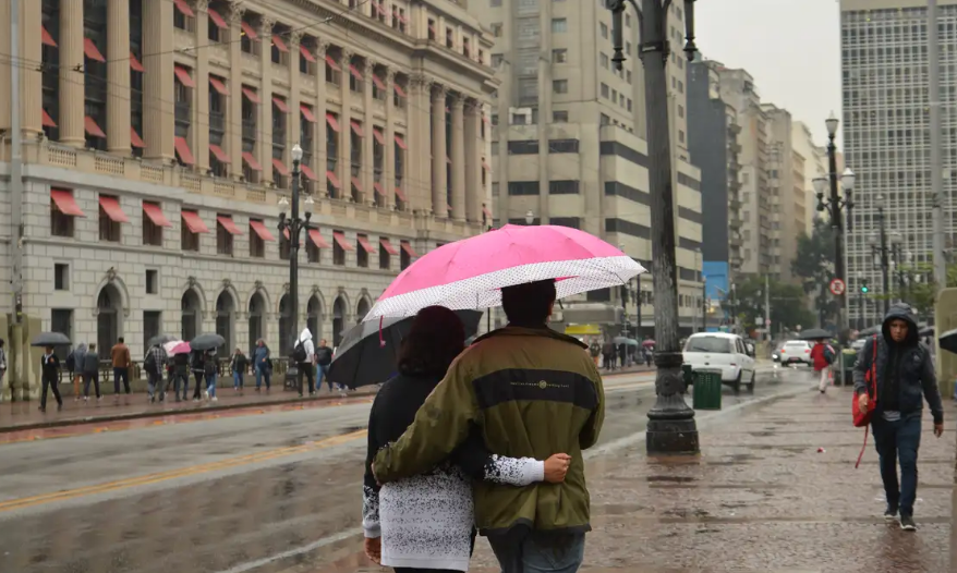 Frente fria avança pelo Sudeste e altera condições climáticas no país