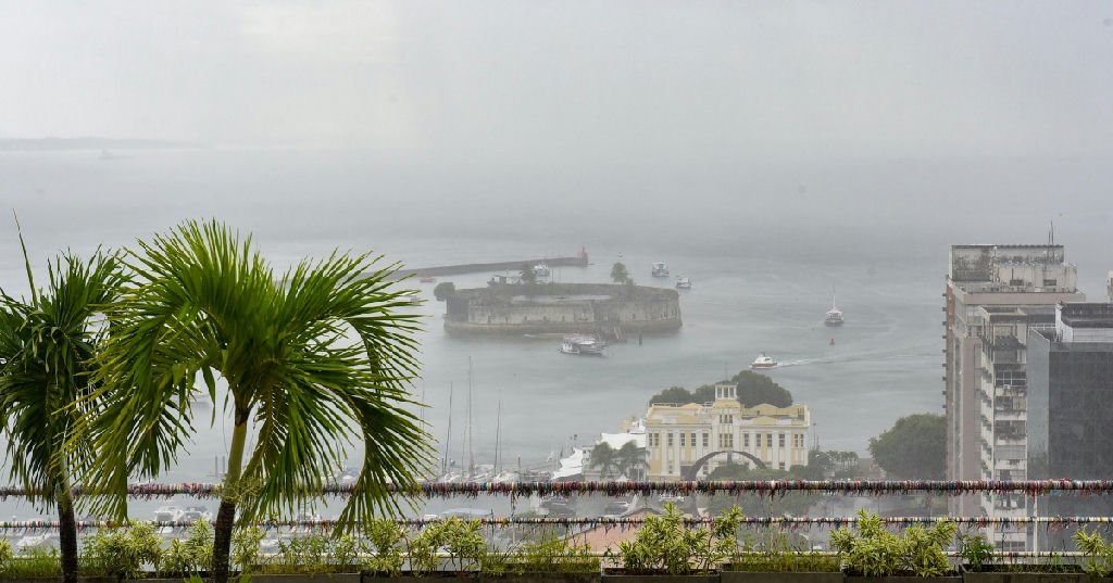 Frente fria vinda do Sul provoca chuva e ventos fortes em Salvador