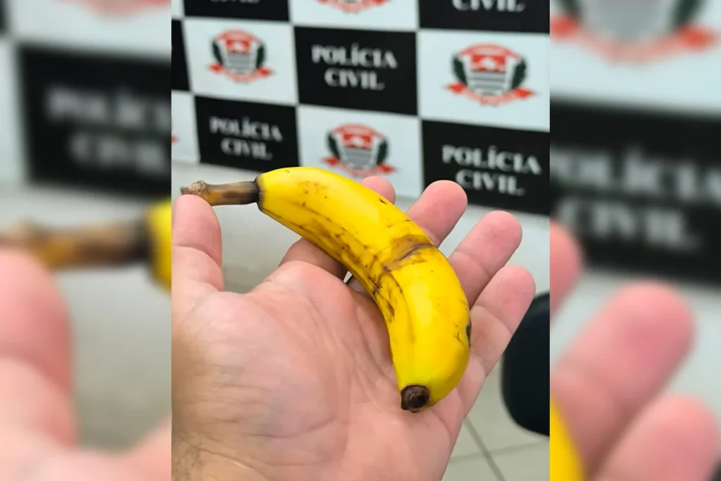 Funcionário é preso em flagrante por injúria racial após arremessar banana em militantes políticos