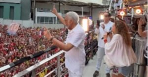 Gilberto Gil atrai multidão e comanda ato pela democracia na Barra em Salvador