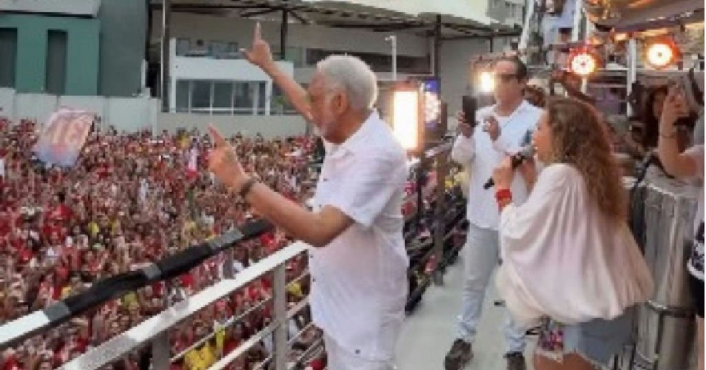 Gilberto Gil atrai multidão e comanda ato pela democracia na Barra em Salvador