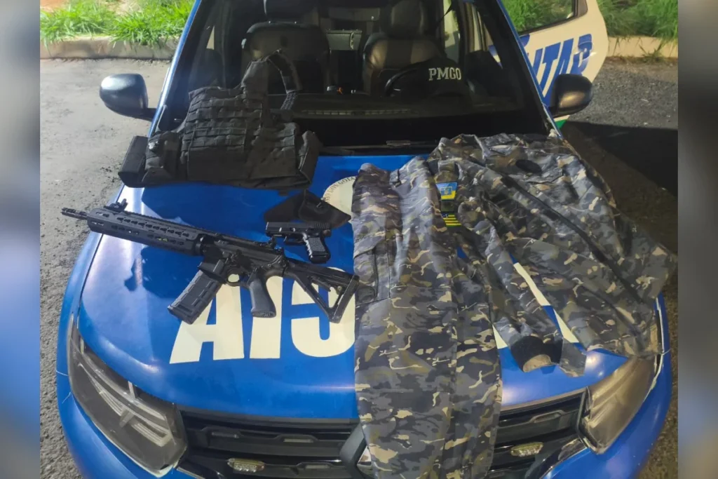 Homem é detido em Goiás após usar farda e simulacros de armas para ameaçar vizinhos