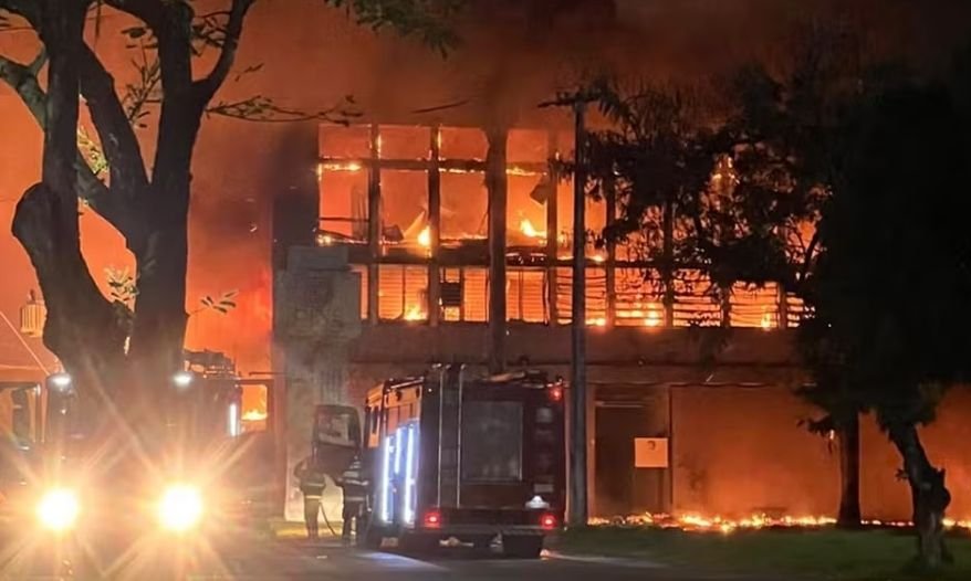 Incêndio de grandes proporções atinge prédios da Universidade Federal de Pernambuco