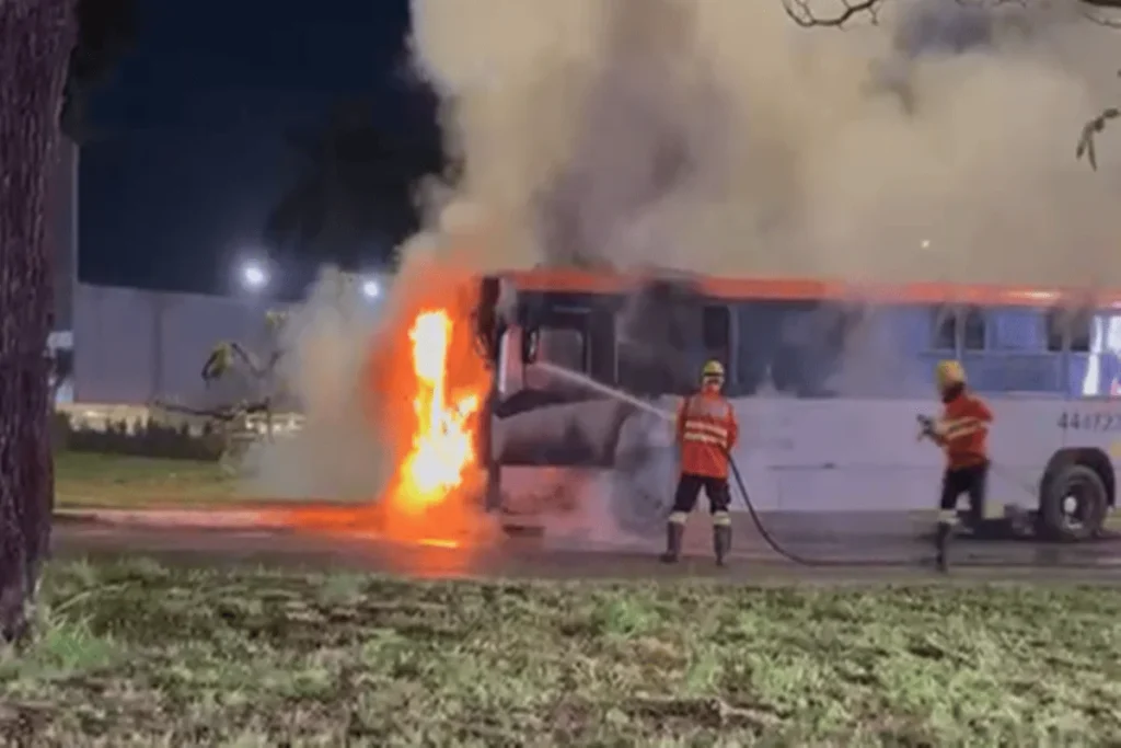 Incêndio destrói ônibus na Asa Sul e passageiros escapam ilesos
