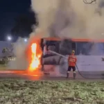 Incêndio destrói ônibus...