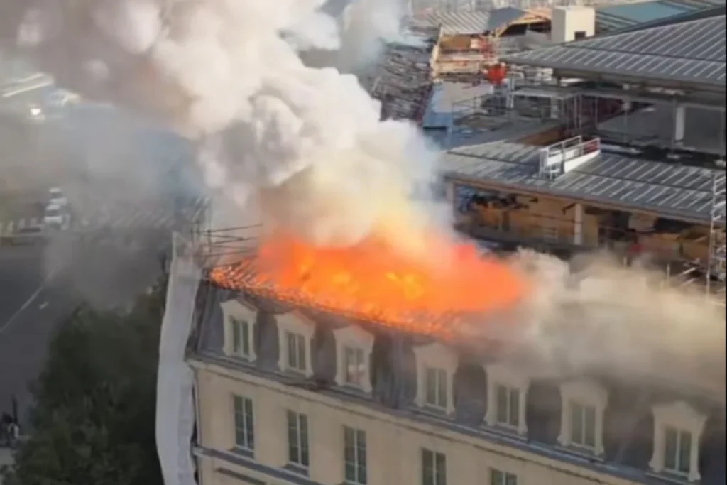 Incêndio destrói telhado de prédio em obras próximo à estação Austerlitz em Paris
