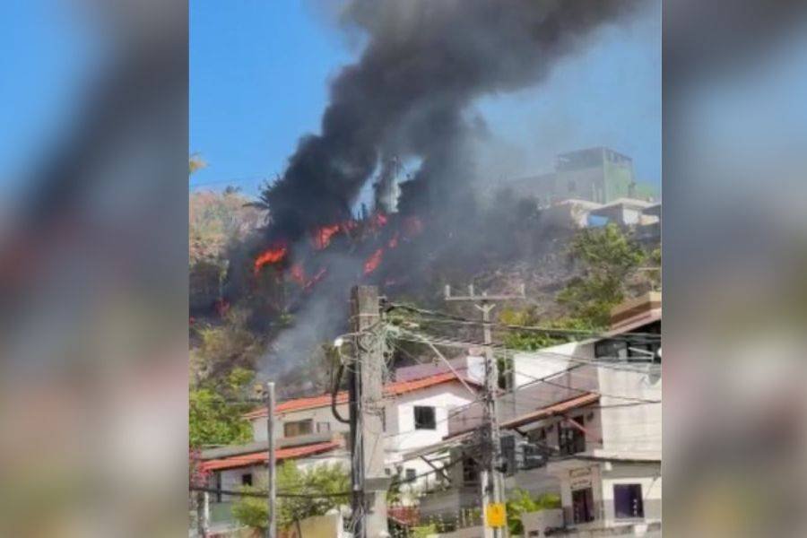 Incêndio em área de vegetação mobiliza moradores no bairro do Imbuí em Salvador
