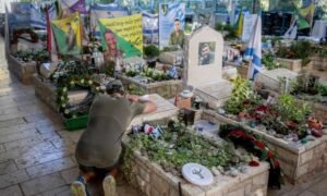 Israel marca três anos do ataque de 7 de outubro com homenagens e protestos