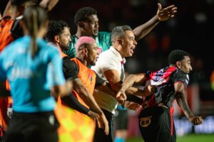 Jair Ventura exalta desempenho do Vitória após goleada expressiva no Barradão