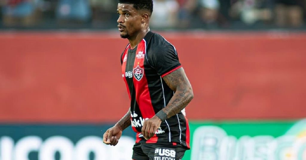 Jamerson vai enfrentar o Coritiba pelo Vitória sem clube pagar multa