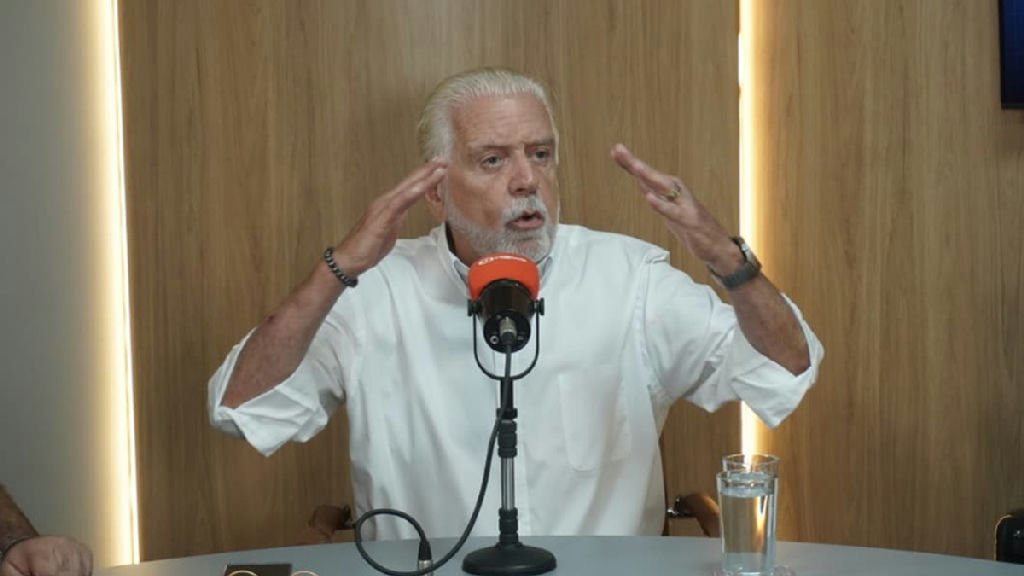 Jaques Wagner critica apoio de ACM Neto a Flávio Bolsonaro e aponta contradição