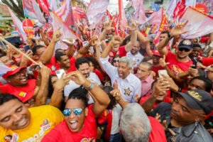 Jerônimo Rodrigues mobiliza eleitores em maratona final de campanha na Bahia