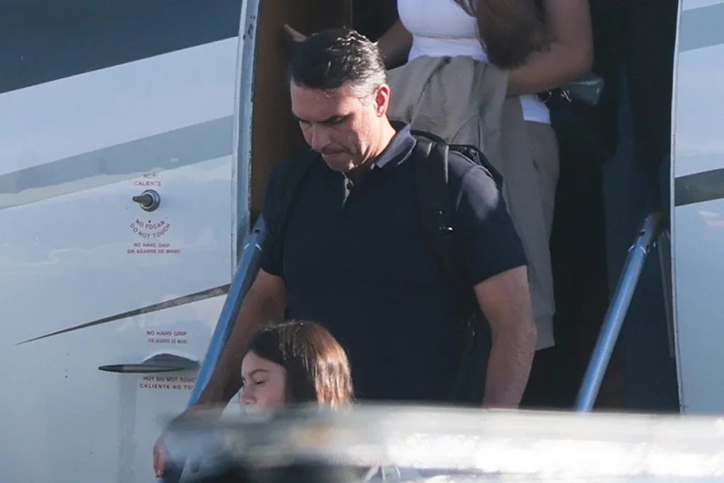 Jornal argentino aponta que auxiliar de Javier Milei articulou saída de Flávio Bolsonaro rumo aos EUA