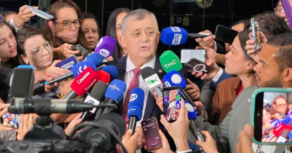 José Guimarães critica oposição e alerta para risco de revogação da PEC 6x1