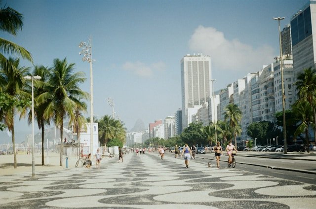 Justiça do Rio condena quatro homens a 15 anos de prisão por estupro coletivo em Copacabana