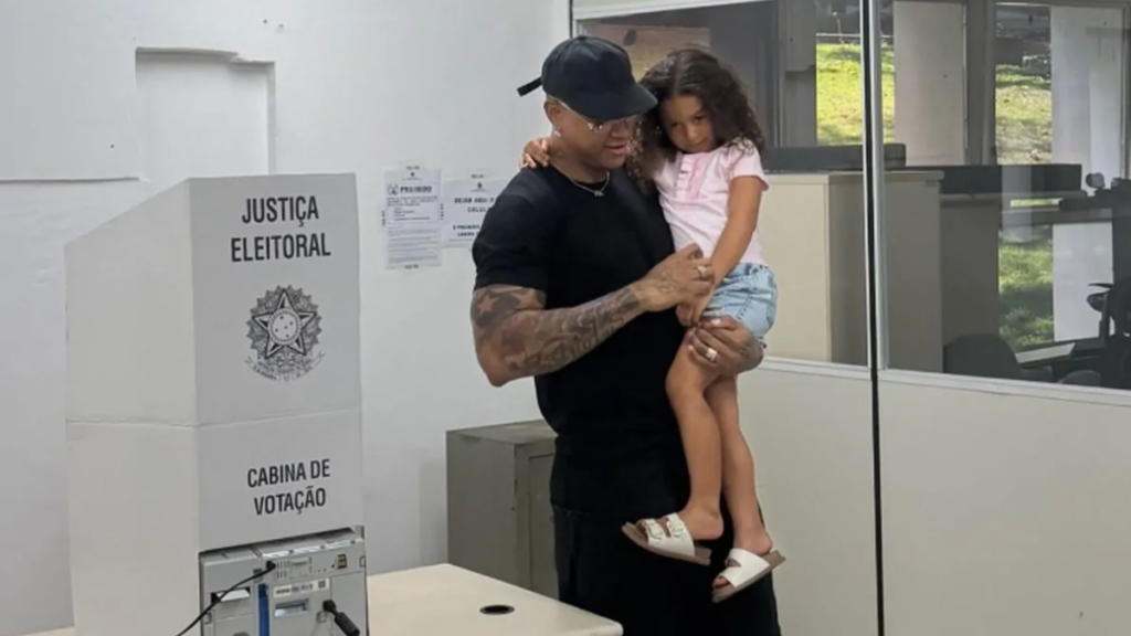 Léo Santana cumpre dever eleitoral em Salvador acompanhado da filha