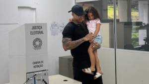 Léo Santana cumpre dever eleitoral em Salvador acompanhado da filha