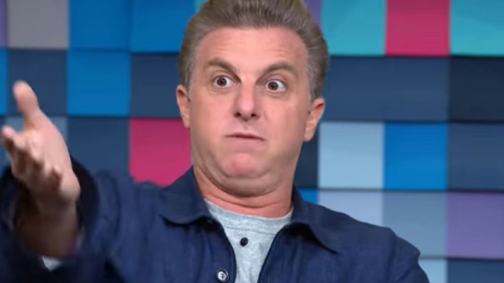 Luciano Huck se surpreende ao encontrar jiboia em sua mansão no Rio de Janeiro