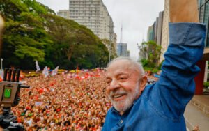 Lula confirma presença em debate na Band e questiona ausência de Flávio Bolsonaro