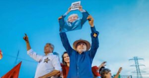 Lula desafia senador em comício e critica histórico político