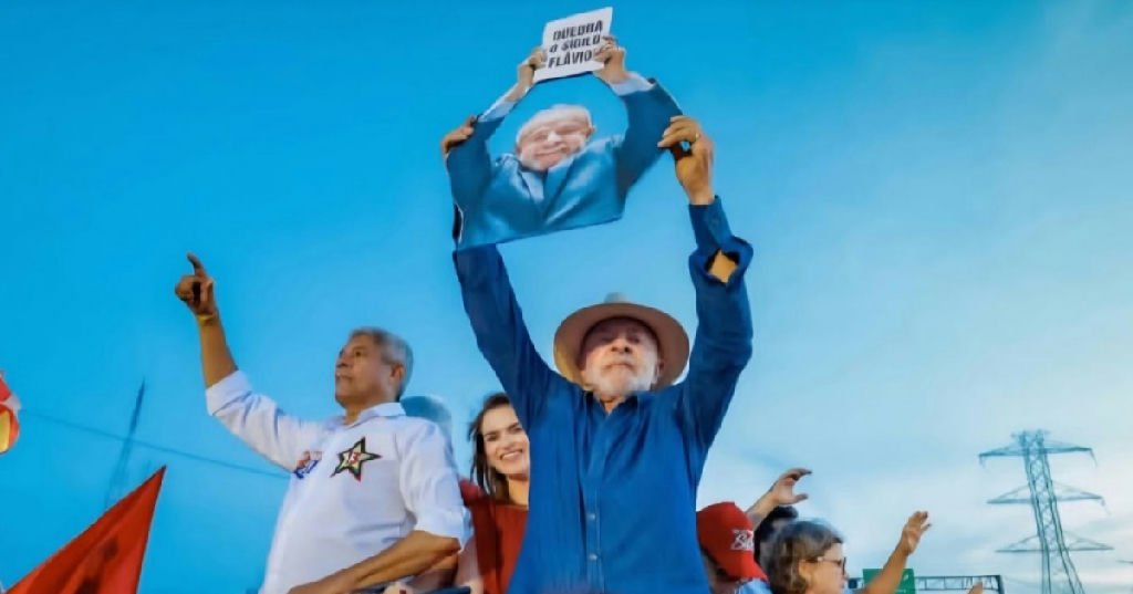 Lula desafia senador em comício e critica histórico político