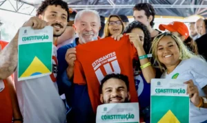 Lula propõe expansão do programa Pé de Meia para estudantes universitários