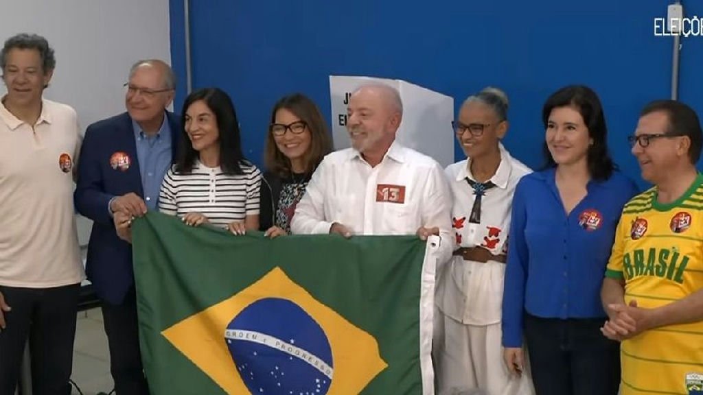 Lula vota em São Bernardo do Campo acompanhado de Janja e aliados no segundo turno