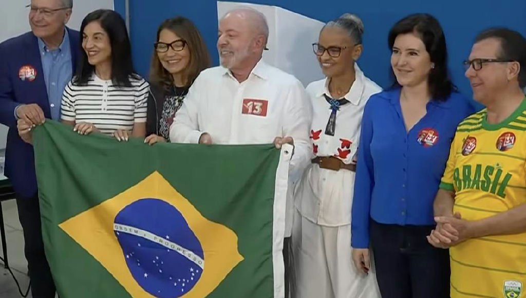 Lula vota em São Bernardo do Campo e destaca apoio popular recebido