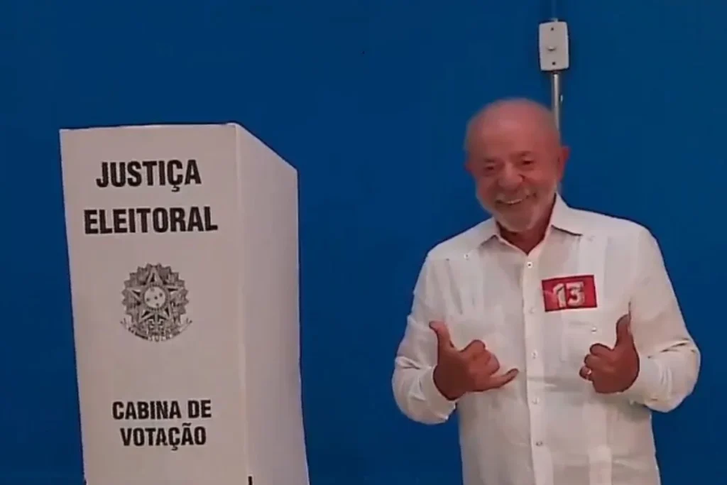 Lula vota em São Paulo e critica concorrente após pleito