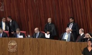 Maioria no TSE invalida votos de Garotinho e garante vitória de Douglas Ruas no primeiro turno