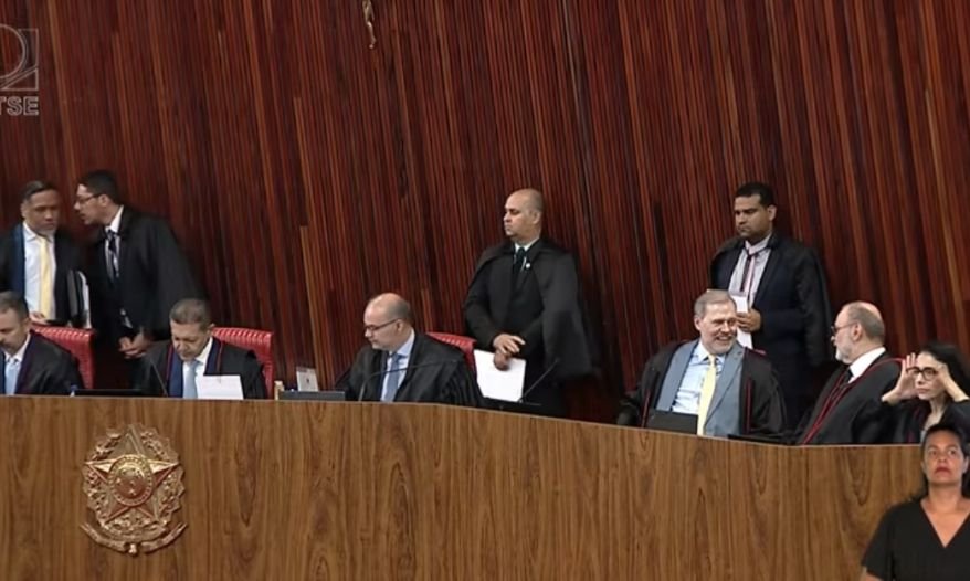 Maioria no TSE invalida votos de Garotinho e garante vitória de Douglas Ruas no primeiro turno