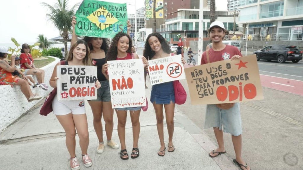 Manifestação em apoio a Lula reúne militantes e artistas no bairro da Barra em Salvador