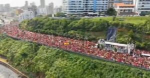 Manifestação pela democracia ocupa a orla da Barra com grandes nomes da música