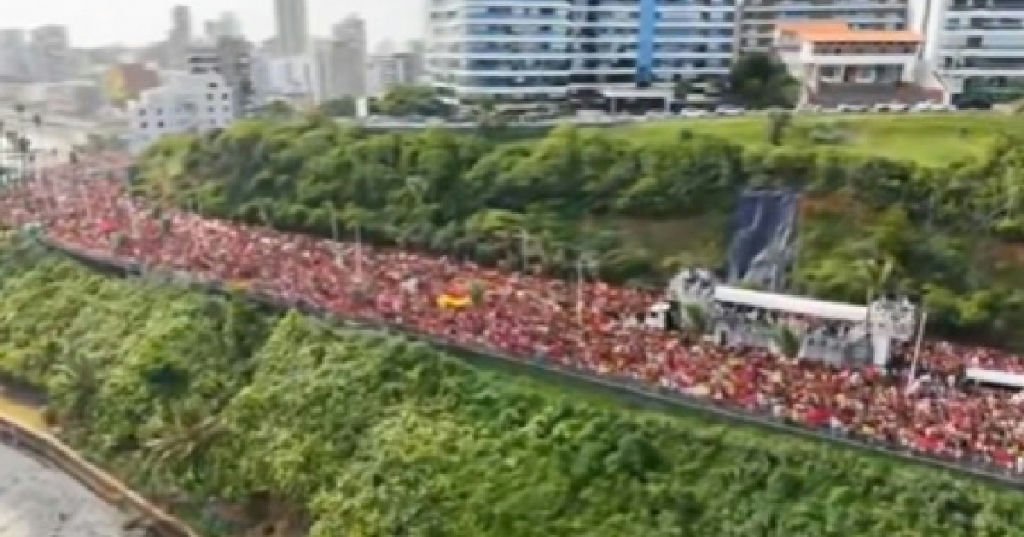 Manifestação pela democracia ocupa a orla da Barra com grandes nomes da música