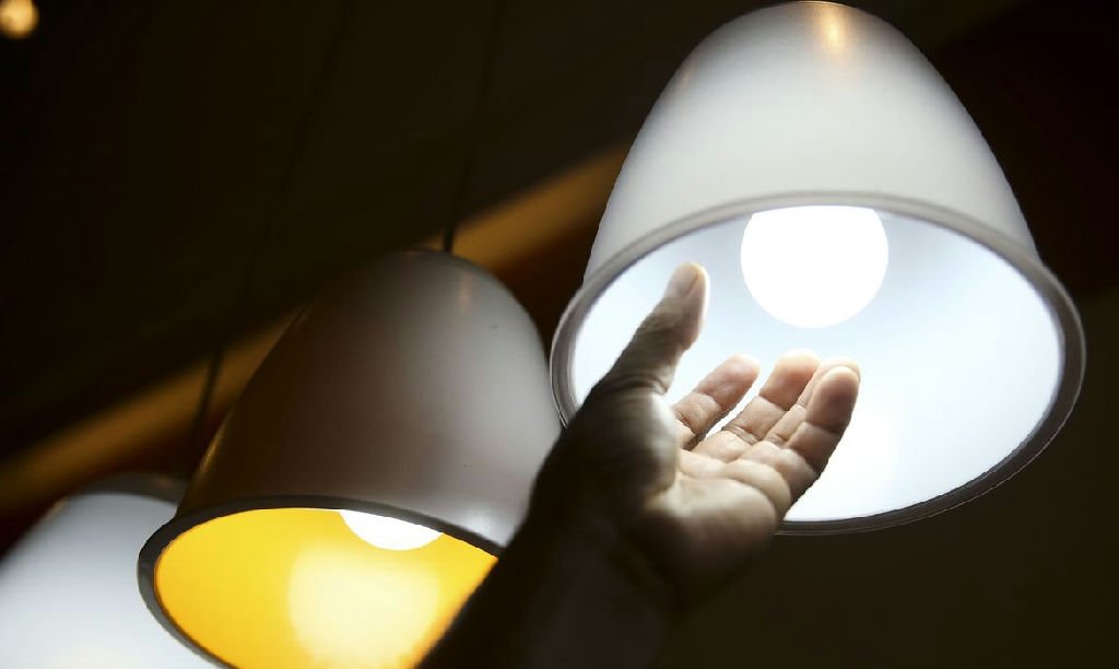 Manutenção na rede elétrica suspende fornecimento de luz em bairro de Salvador