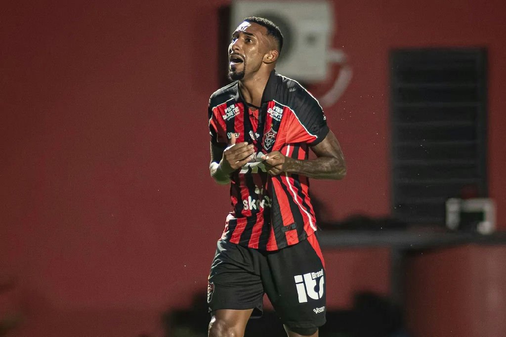Mateusinho sofre lesão no tórax, deixa partida e tranquiliza torcedores