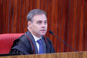 Mendonça afirma que Lula e Flávio Bolsonaro podem abrir sigilos sem aval do TSE