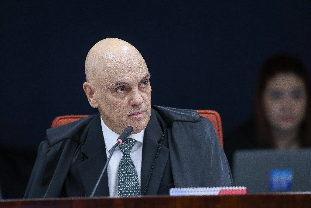 Ministro Alexandre de Moraes manda destruir armas de Anderson Torres e policiais militares