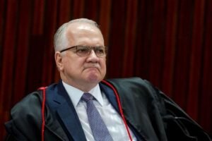 Ministro Edson Fachin repreende desembargador durante sessão do CNJ