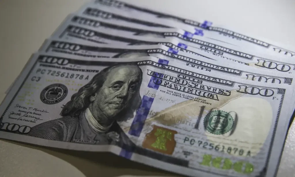 Moeda norte-americana encerra semana com forte valorização e atinge cotação de cinco reais e quarenta e quatro centavos
